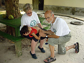 Dr. Lothar und Monika Biskup untersuchen ein Kind