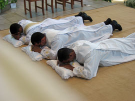 Priesterweihe: Diakone auf dem Boden ausgestreckt